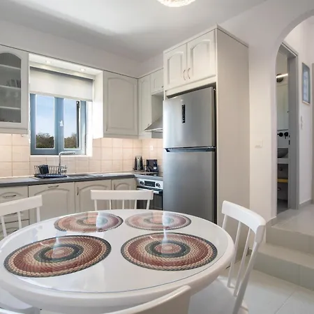 Emily Parikia (Paros)