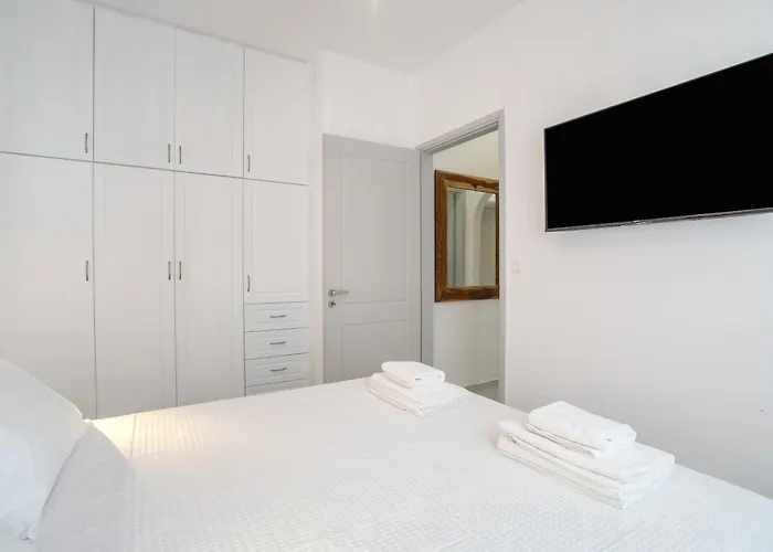 Emily Parikia (Paros)